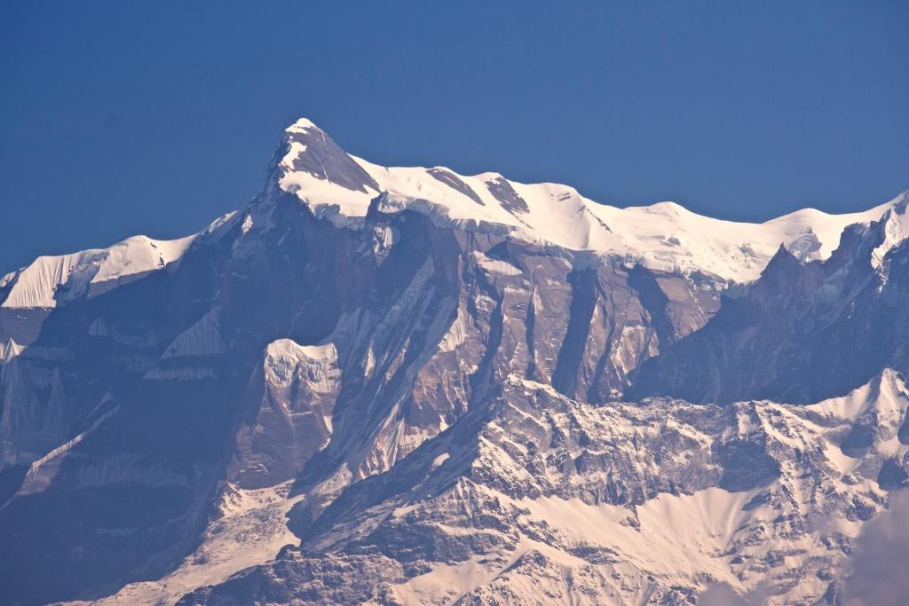 Vista generica sulle montagne o vista sulle montagne dall'interno dell'affittacamere