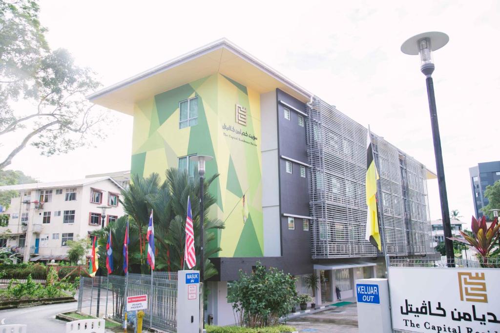 un edificio con una pintura a un lado. en The Capital Residence Suites en Bandar Seri Begawan