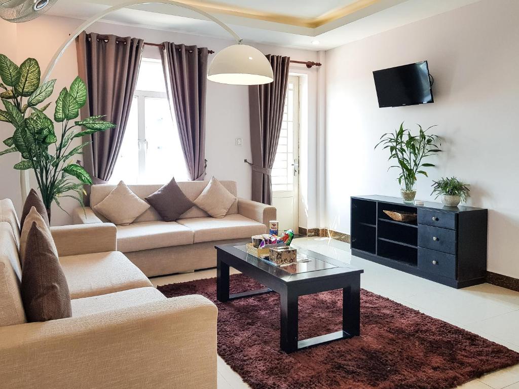 uma sala de estar com um sofá e uma mesa de centro em La Belle Residence em Phnom Penh