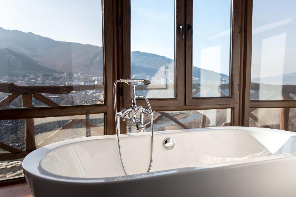 Nespecifikovaný výhled na hory nebo výhled na hory při pohledu z hotelu