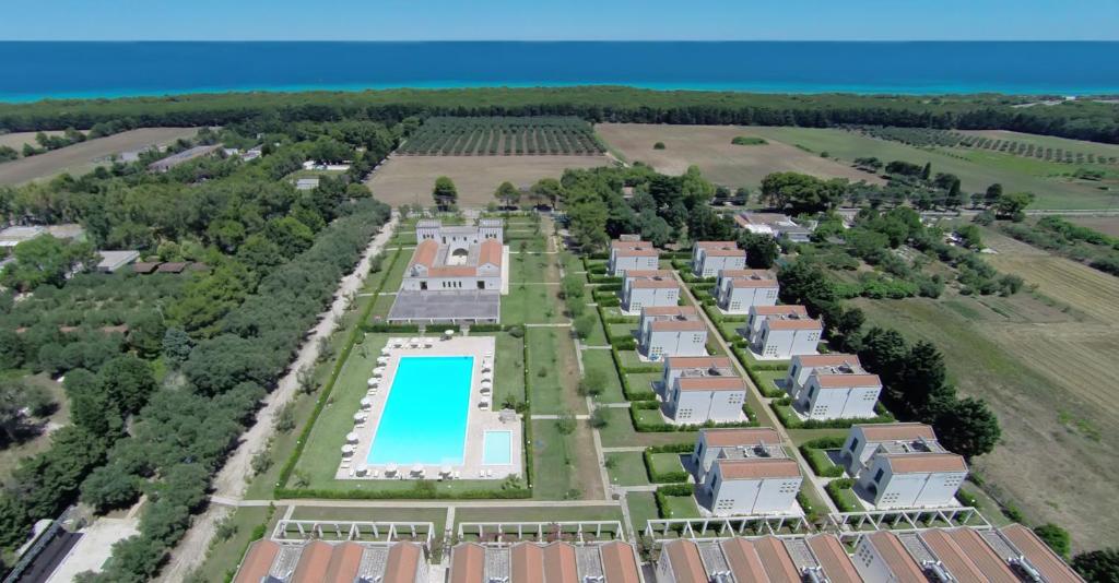 uma vista aérea de um edifício com piscina em Blu Mare Frassanito - Residence em Otranto