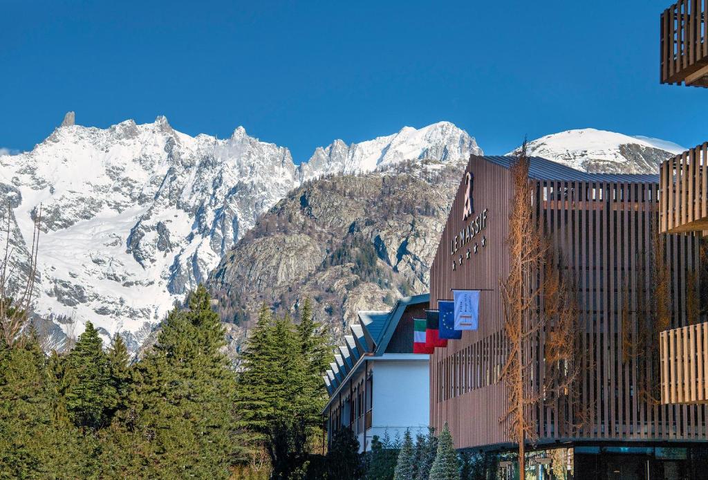 Blick auf einen Berg mit schneebedeckten Bergen in der Unterkunft Le Massif Hotel & Lodge Courmayeur The Leading Hotels of the World in Courmayeur