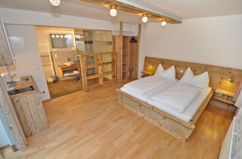 Postel nebo postele na pokoji v ubytování EuroParcs Wörthersee