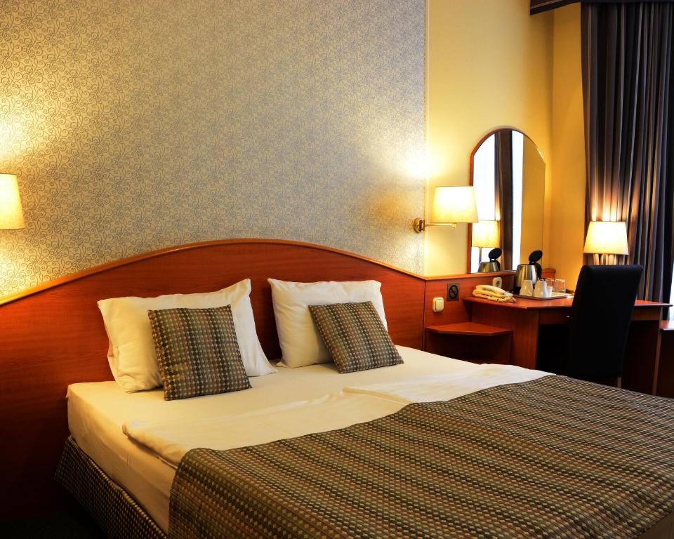Postel nebo postele na pokoji v ubytování Hotel Orion Várkert