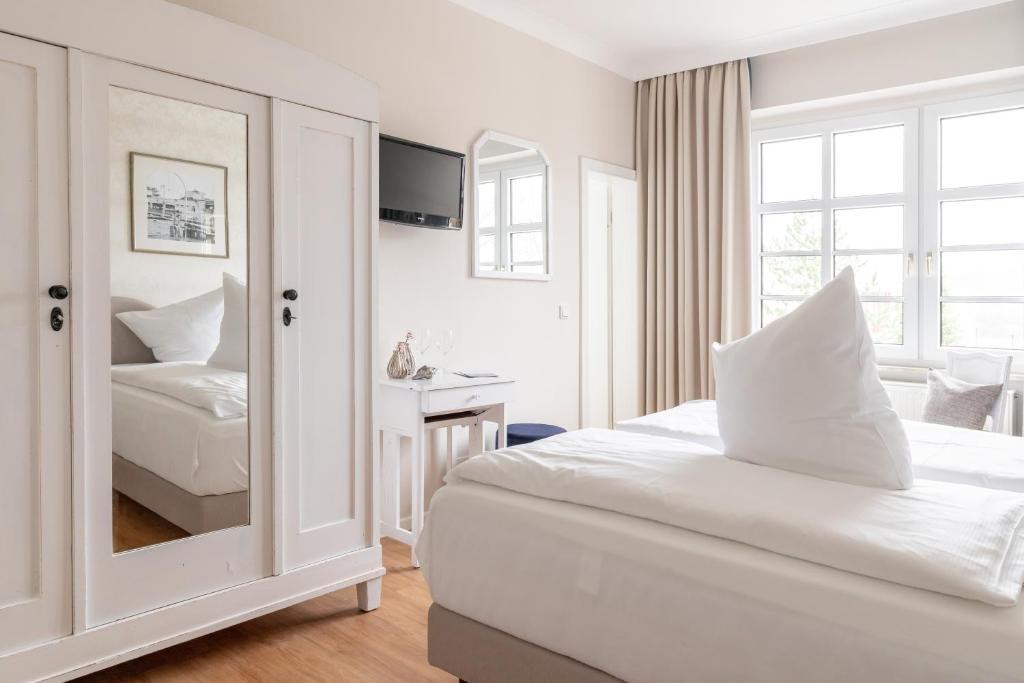 Postel nebo postele na pokoji v ubytování Hotel Am Sommerbad