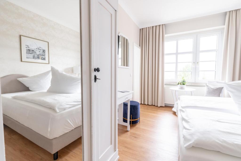 Postel nebo postele na pokoji v ubytování Hotel Am Sommerbad