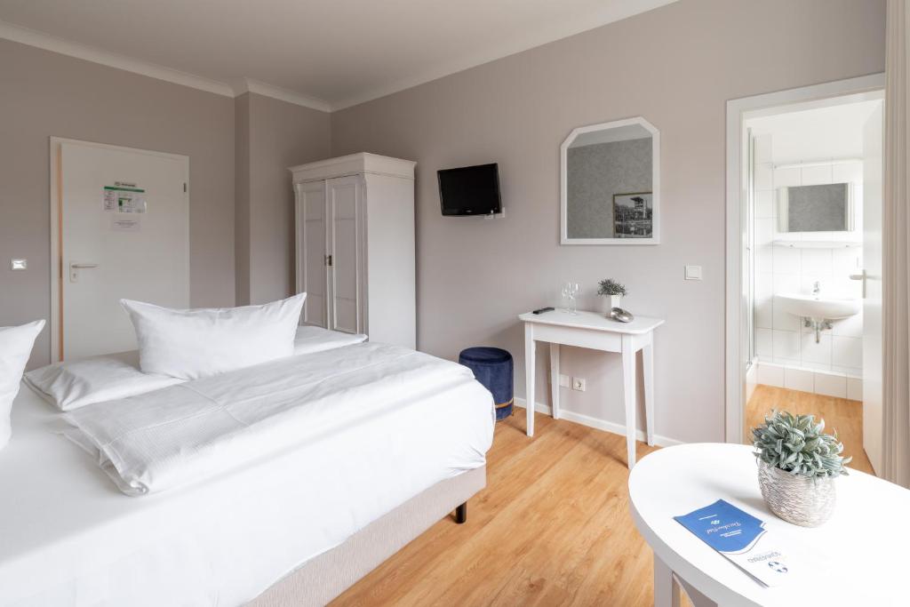 Postel nebo postele na pokoji v ubytování Hotel Am Sommerbad