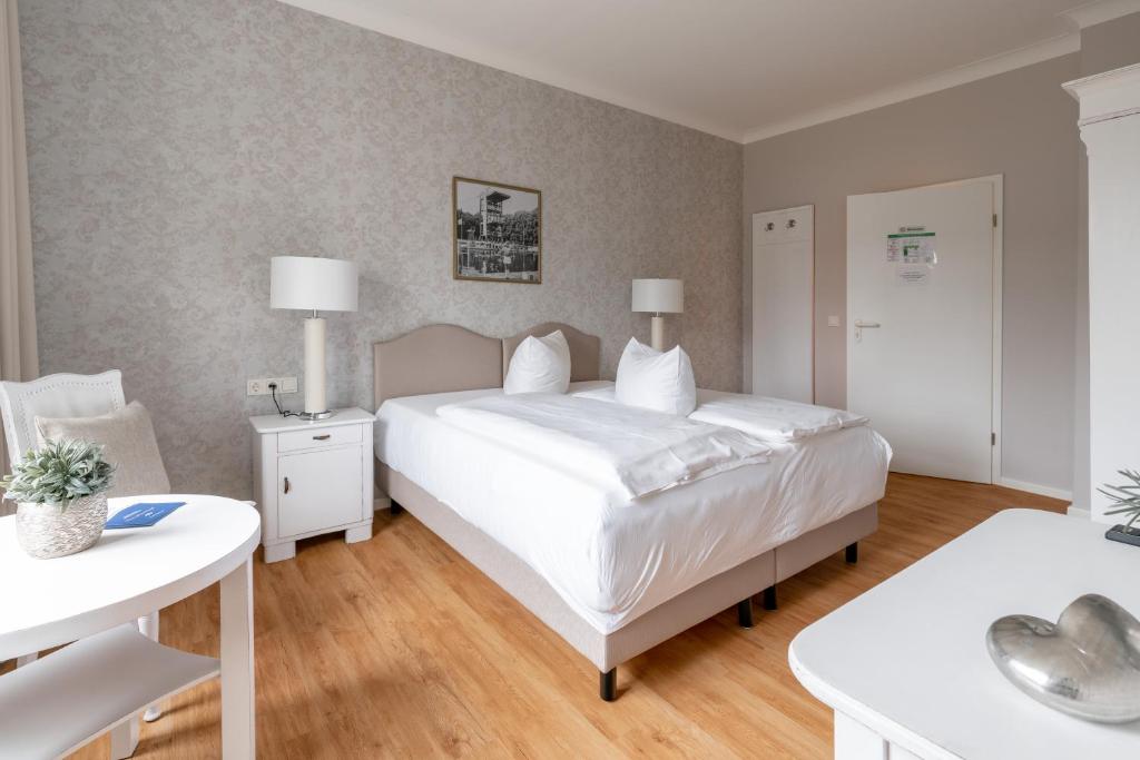 Postel nebo postele na pokoji v ubytování Hotel Am Sommerbad