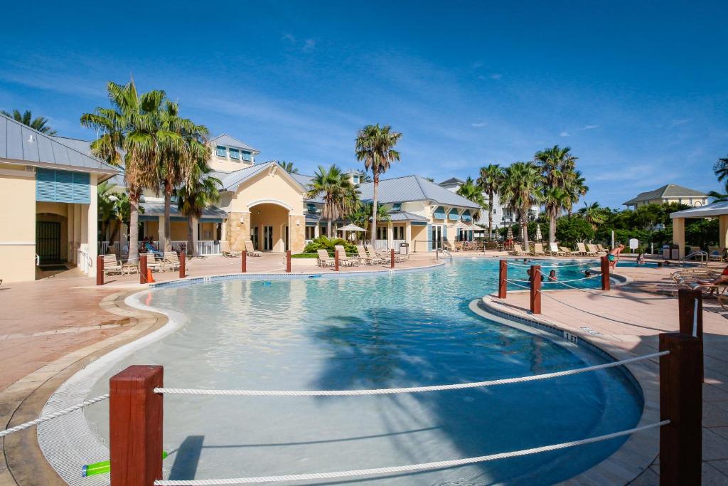 una piscina en un complejo con palmeras en 1000 Cinnamon Beach, en Palm Coast