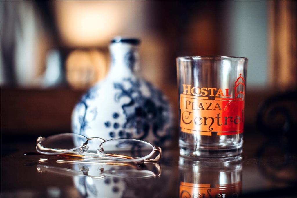 a pair of glasses next to a glass of water at Hostal Plaza Central in Tetela de Ocampo