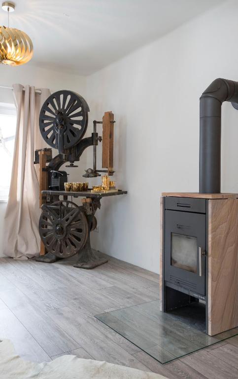 Fotografia z galérie ubytovania Chalet Happy Family, secluded location, 15 min to salzburg and just short to t lakes sound of music, BBQ&bikes&sunbeds for free, up to 14p v destinácii Golling an der Salzach