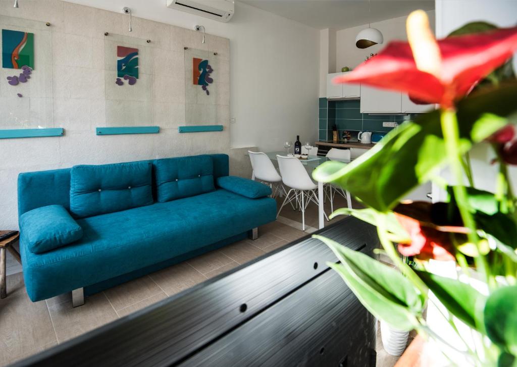 Posezení v ubytování IBIS Your Cosy Oasis With Private Parking and Patio