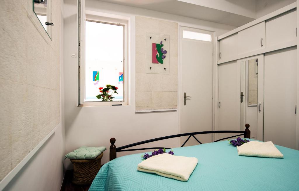 Postel nebo postele na pokoji v ubytování IBIS Your Cosy Oasis With Private Parking and Patio