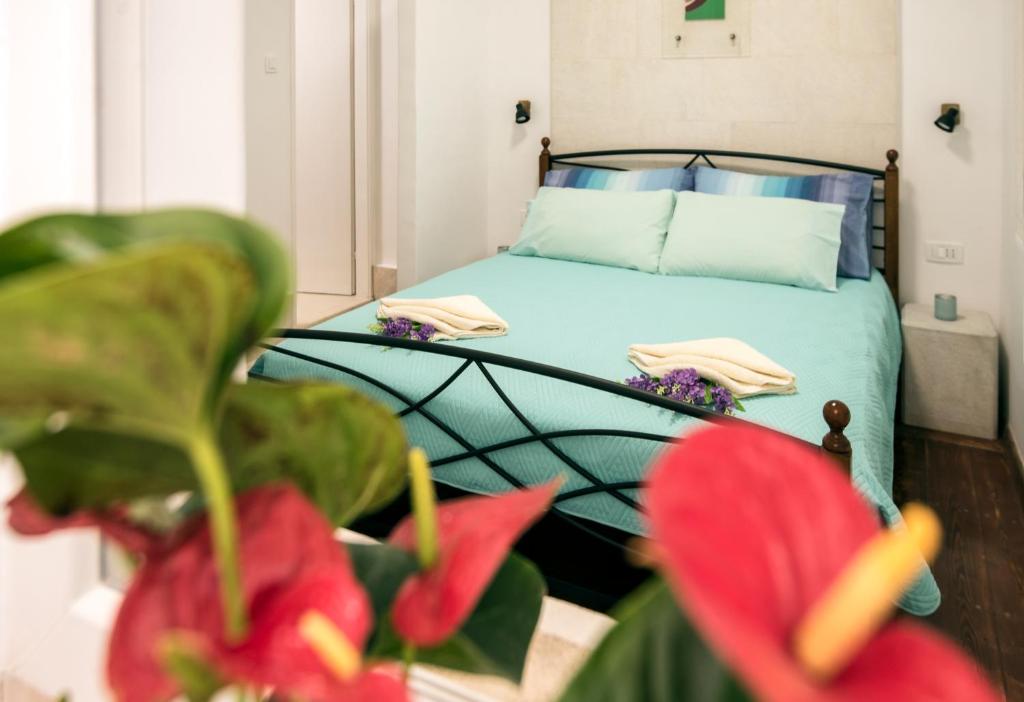 Postel nebo postele na pokoji v ubytování IBIS Your Cosy Oasis With Private Parking and Patio