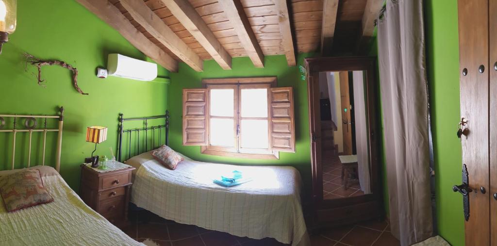 Cama o camas de una habitación en B&B the lost Village el Acebuchal