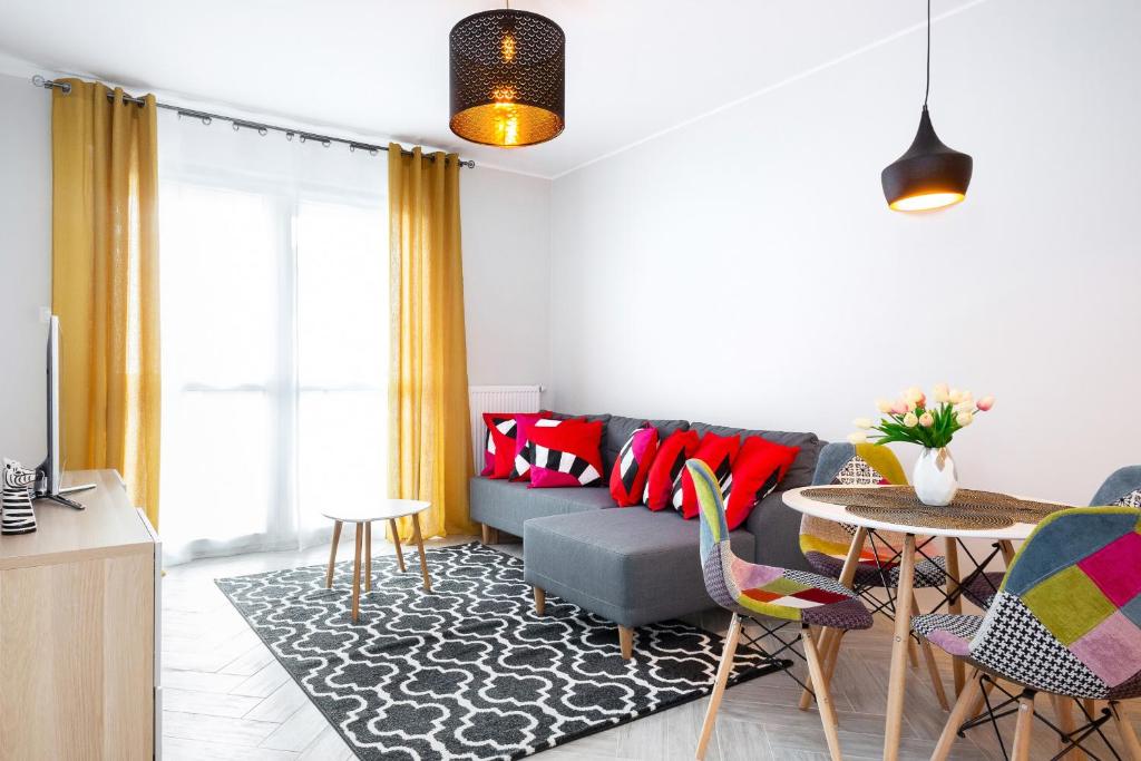 un soggiorno con divano e tavolo di Apartments Rondo Wiatraczna by Renters a Varsavia