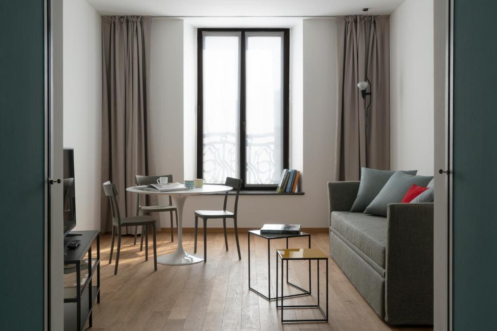 ein Wohnzimmer mit Couch und Tisch in der Unterkunft Brera Apartments Alla Scala in Mailand