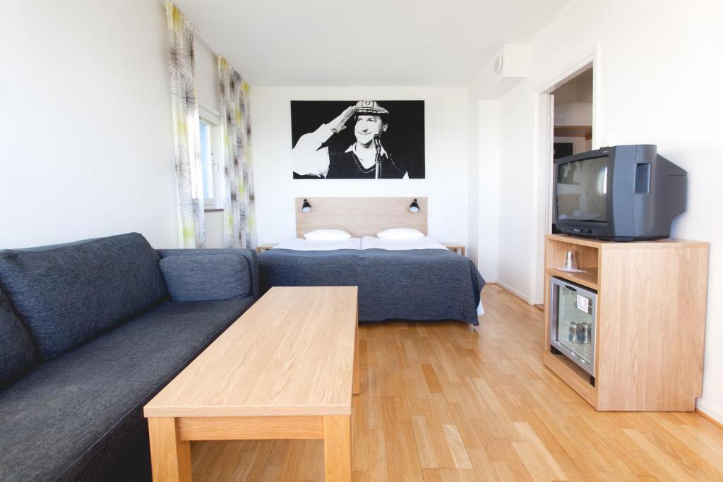 TV a/nebo společenská místnost v ubytování Strand Hotell Borgholm