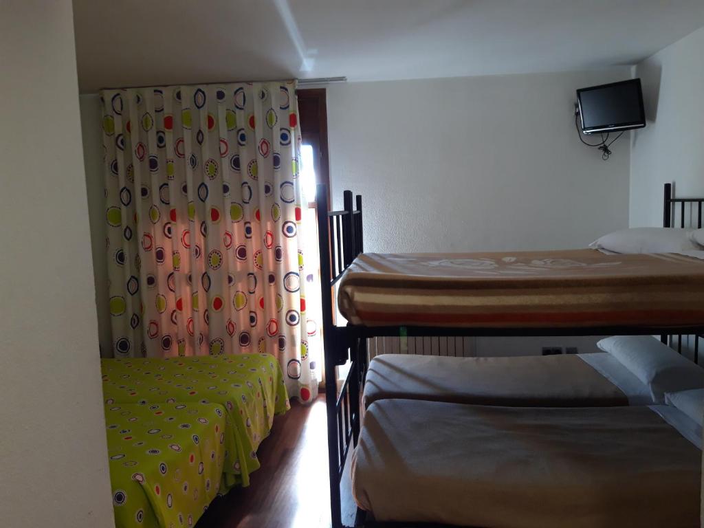 Postel nebo postele na pokoji v ubytování Hotel Puigcerdà