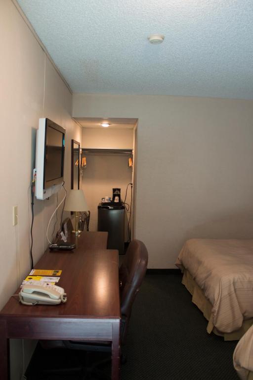 Postel nebo postele na pokoji v ubytování Days Inn by Wyndham Lethbridge
