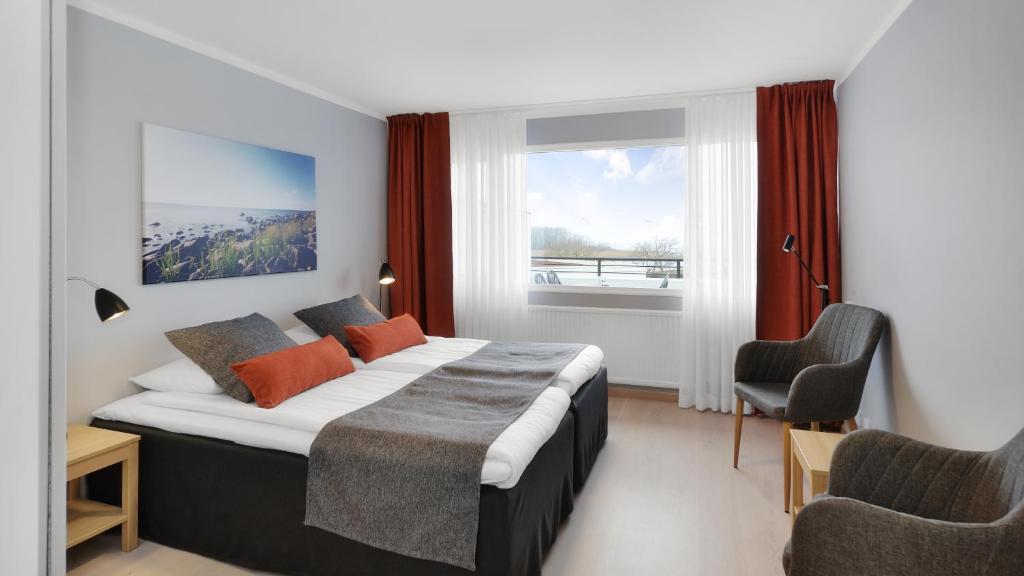 Postel nebo postele na pokoji v ubytování Strand Hotell Borgholm