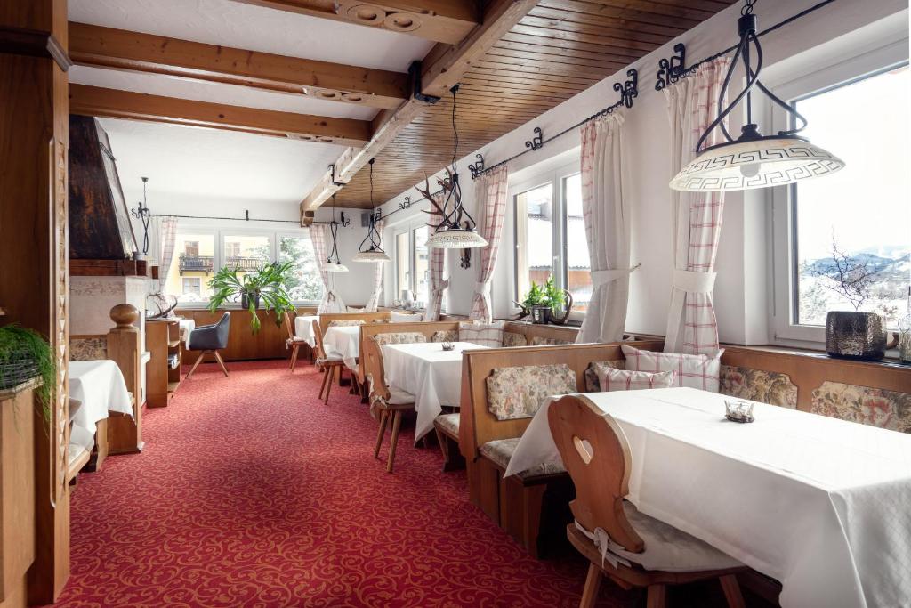 Reštaurácia alebo iné gastronomické zariadenie v ubytovaní Chalet Jagdhof