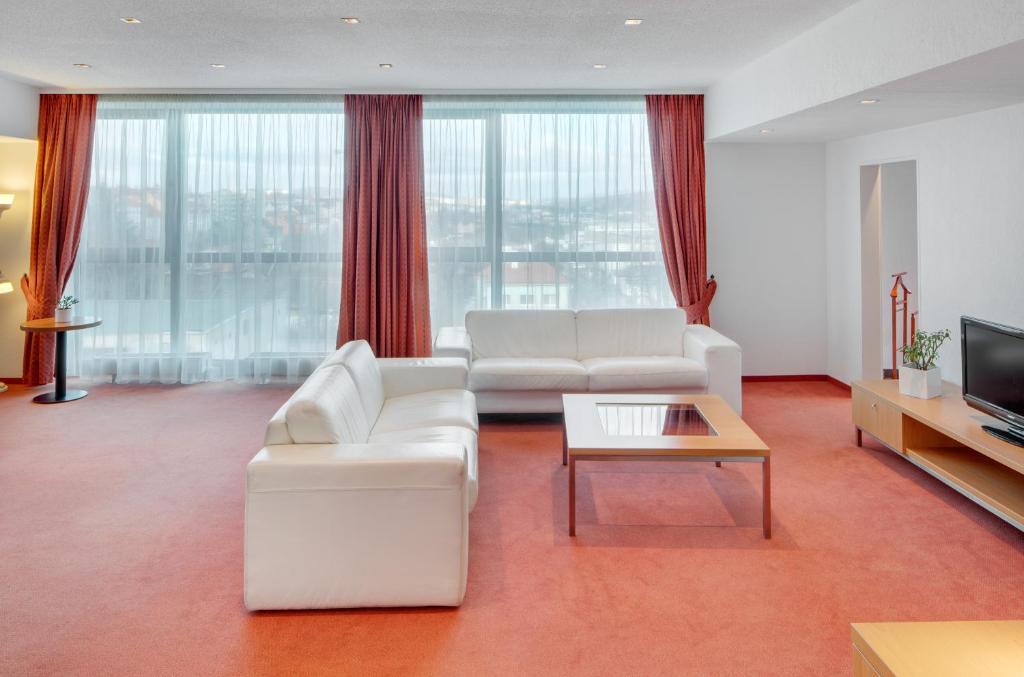 TV a/nebo společenská místnost v ubytování Avanti Hotel