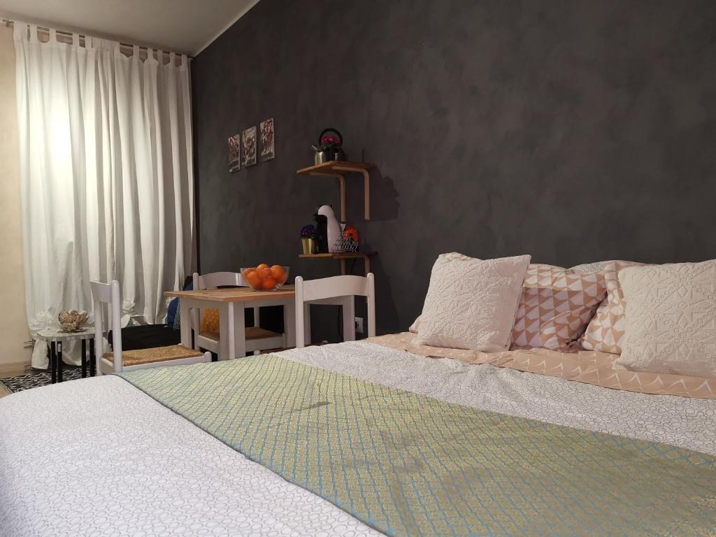 um quarto com uma cama grande e uma mesa com uma mesa em Chafbius Downtown em Cagliari