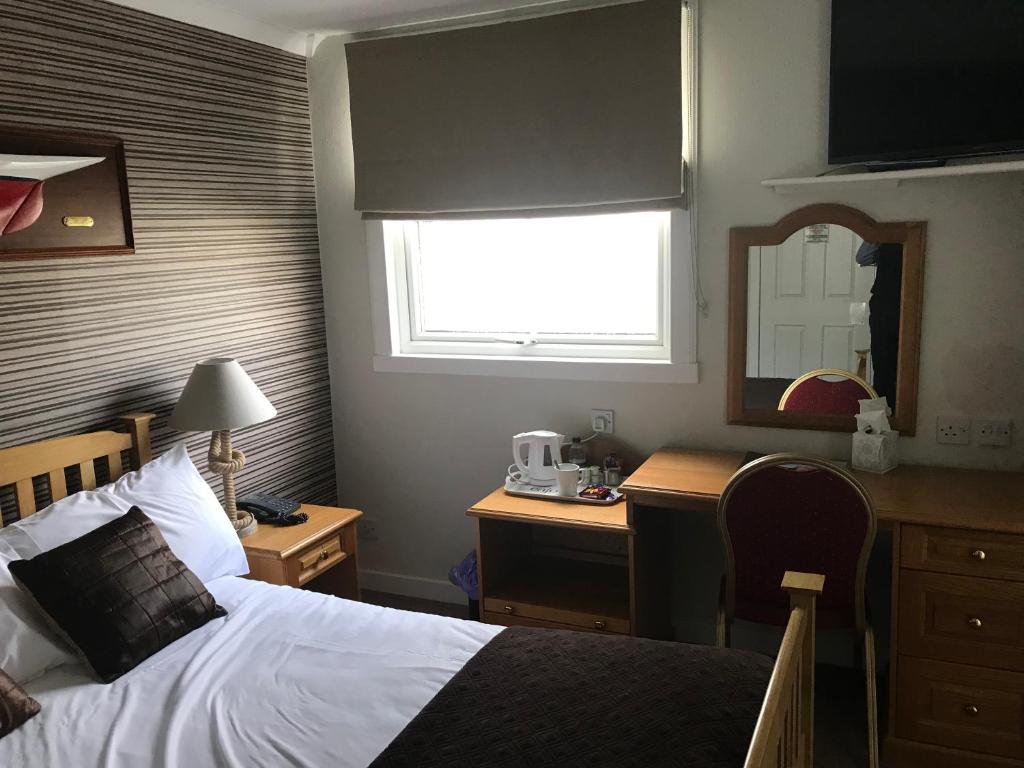 Postel nebo postele na pokoji v ubytování Creebridge House Hotel