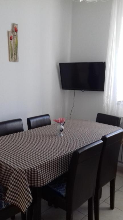 Televízia a/alebo spoločenská miestnosť v ubytovaní Apartman Venus