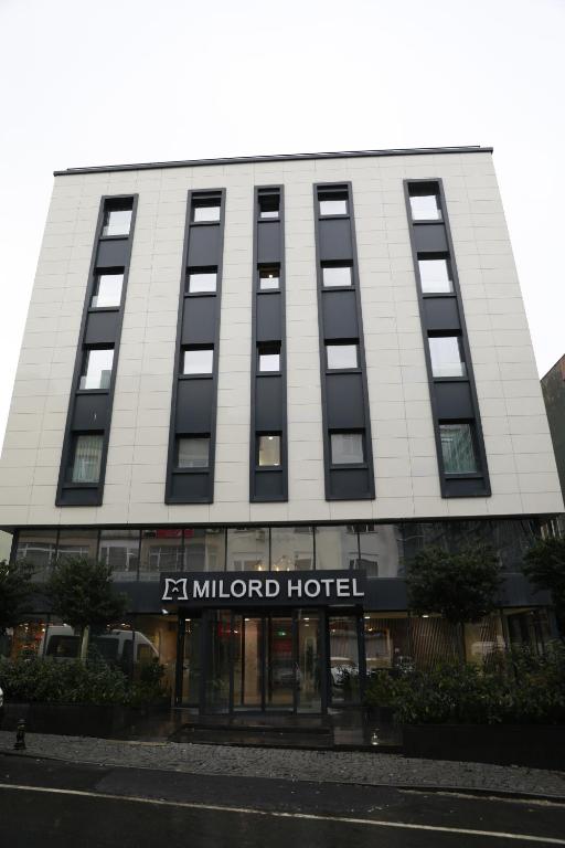 un bâtiment avec l'hôtel Midlord zrl en face dans l'établissement Milord Hotel, à Istanbul