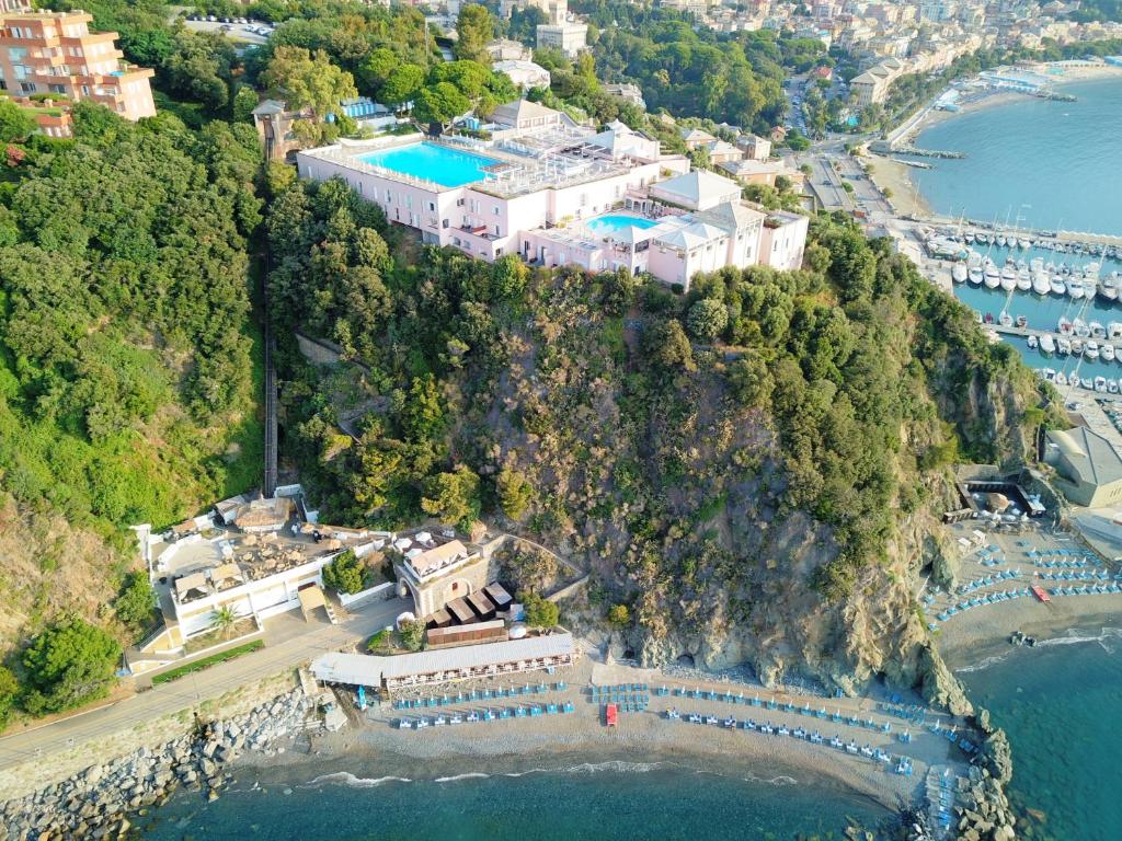 una vista aerea di una casa su una collina vicino all'acqua di Punta San Martino ad Arenzano