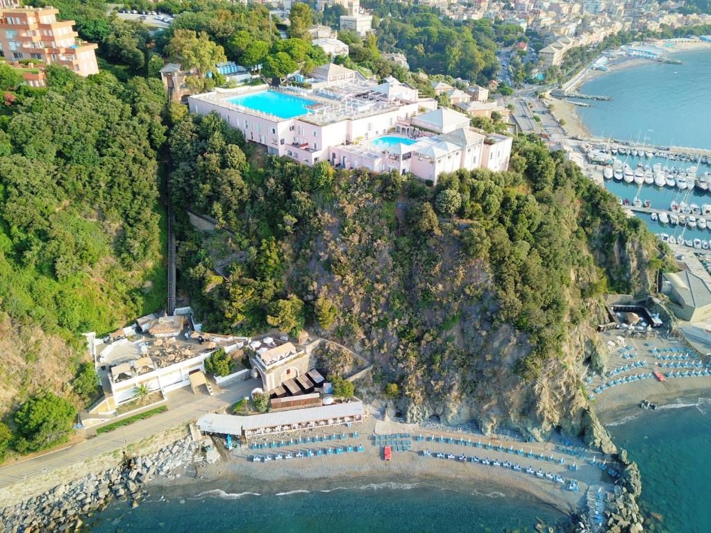 阿伦扎诺蓬塔圣马蒂诺酒店的水边山丘上房屋的鸟瞰图
