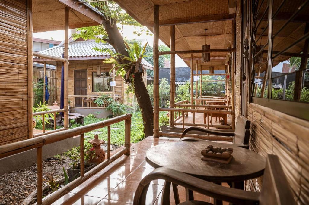 Balkón nebo terasa v ubytování Boutique Hotel & Restaurant, Jaidee Bamboo Huts