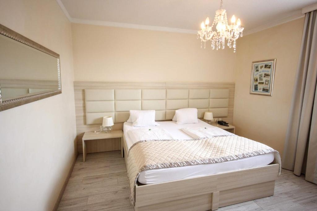 Postel nebo postele na pokoji v ubytování Hotel Rösch
