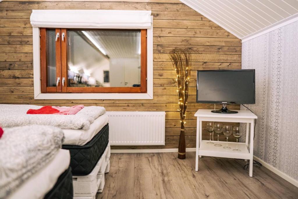 ロヴァニエミにあるBeautiful holiday home (studio) in Rovaniemiのベッドルーム(ツインベッド2台、テレビ付)