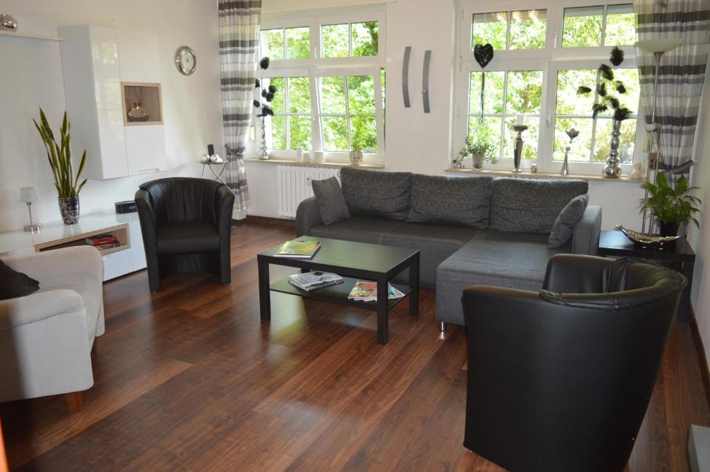 uma sala de estar com um sofá e uma mesa em Ferienwohnung "Haus 10" em Essen