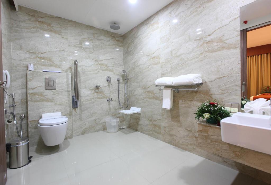 Koupelna v ubytování Park Residency Luxury Business Hotel