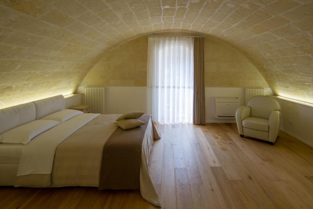 1 dormitorio con cama grande y ventana grande en B&B 4u en Matera