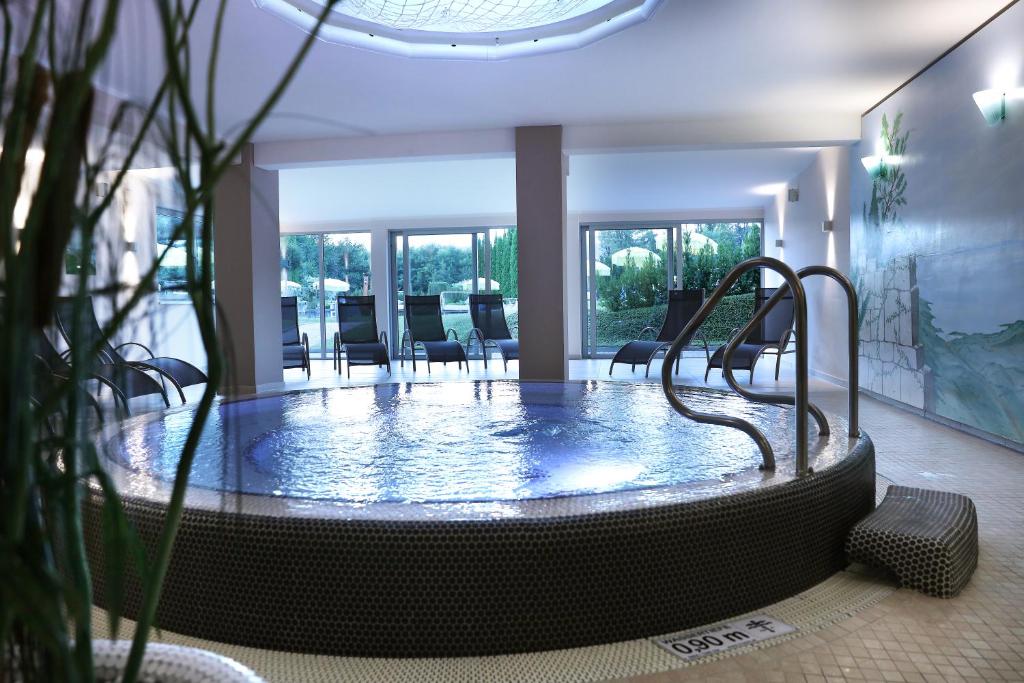 Bazén v ubytování Dei Hotel Schönblick nebo v jeho okolí