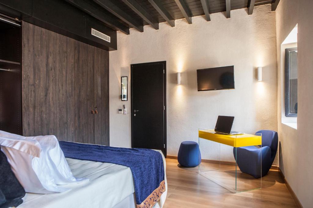 TV a/nebo společenská místnost v ubytování Allegory Boutique Hotel