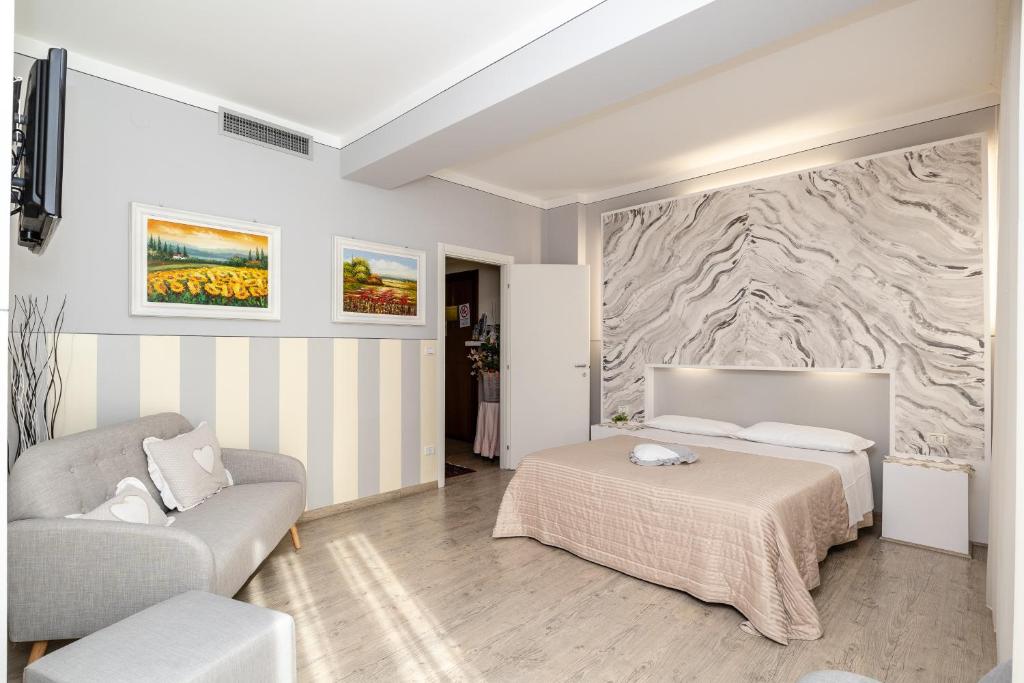 1 dormitorio con 1 cama y 1 sofá en una habitación en B&B Accademia en Verona