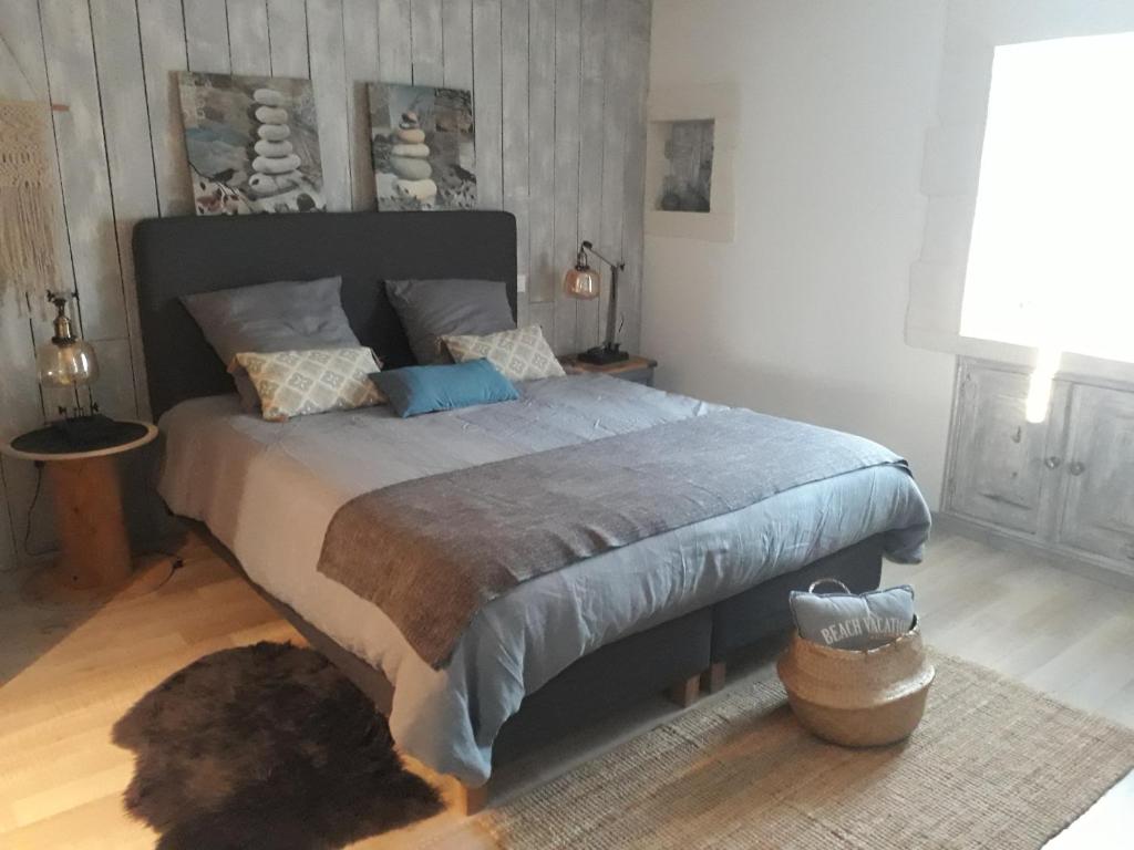 une chambre avec un grand lit dans une pièce dans l'établissement LA MESONNETTA, à Soulignonne