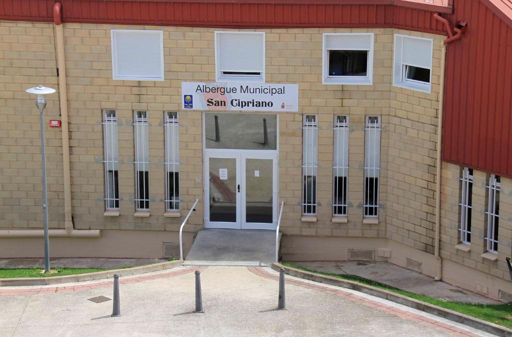 a building with a sign that reads merge municipal san giovanni at Albergue Municipal San Cipriano in Ayegui