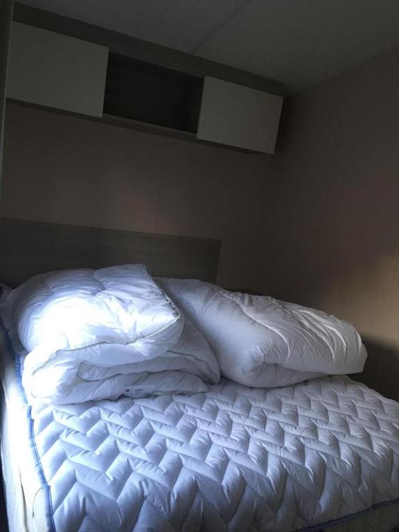 Postel nebo postele na pokoji v ubytování Sdr. Felding camping & hytteby
