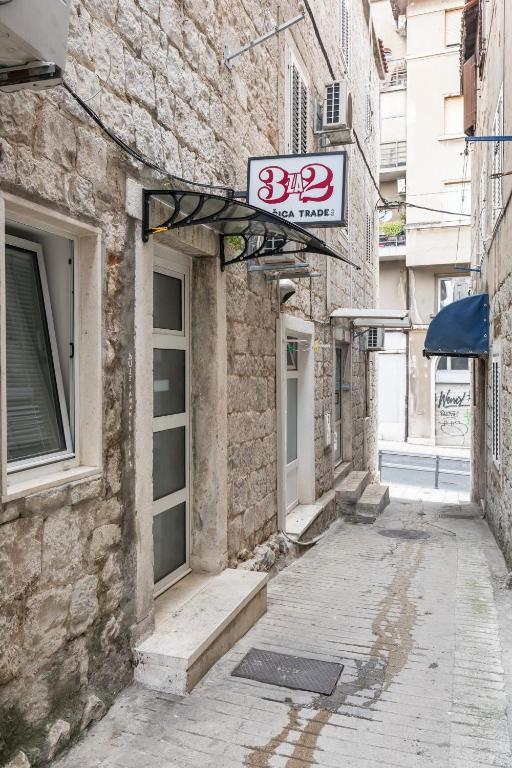 eine Gasse mit einem Schild an der Seite eines Gebäudes in der Unterkunft Apartment Sapa in Split