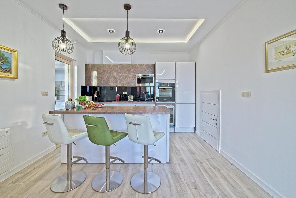 Kuchyň nebo kuchyňský kout v ubytování Villa Ulika Makarska