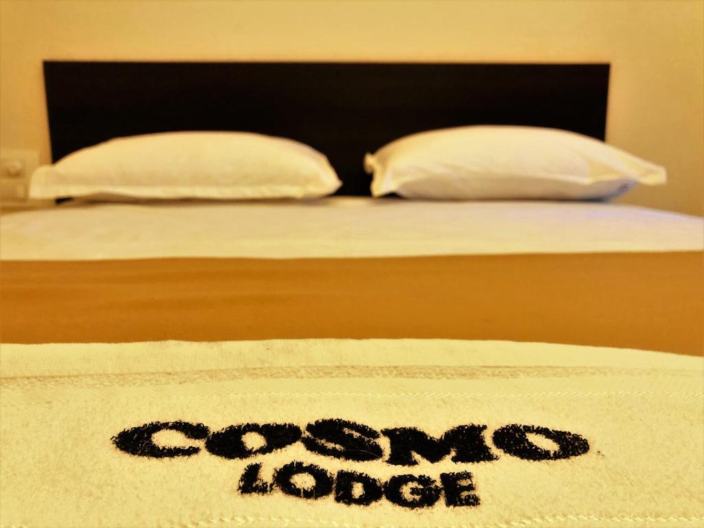Postel nebo postele na pokoji v ubytování COSMO LODGE
