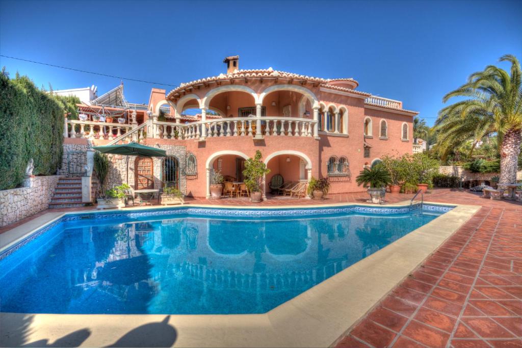 ein großes Haus mit Pool davor in der Unterkunft Villa Prestige in Benissa