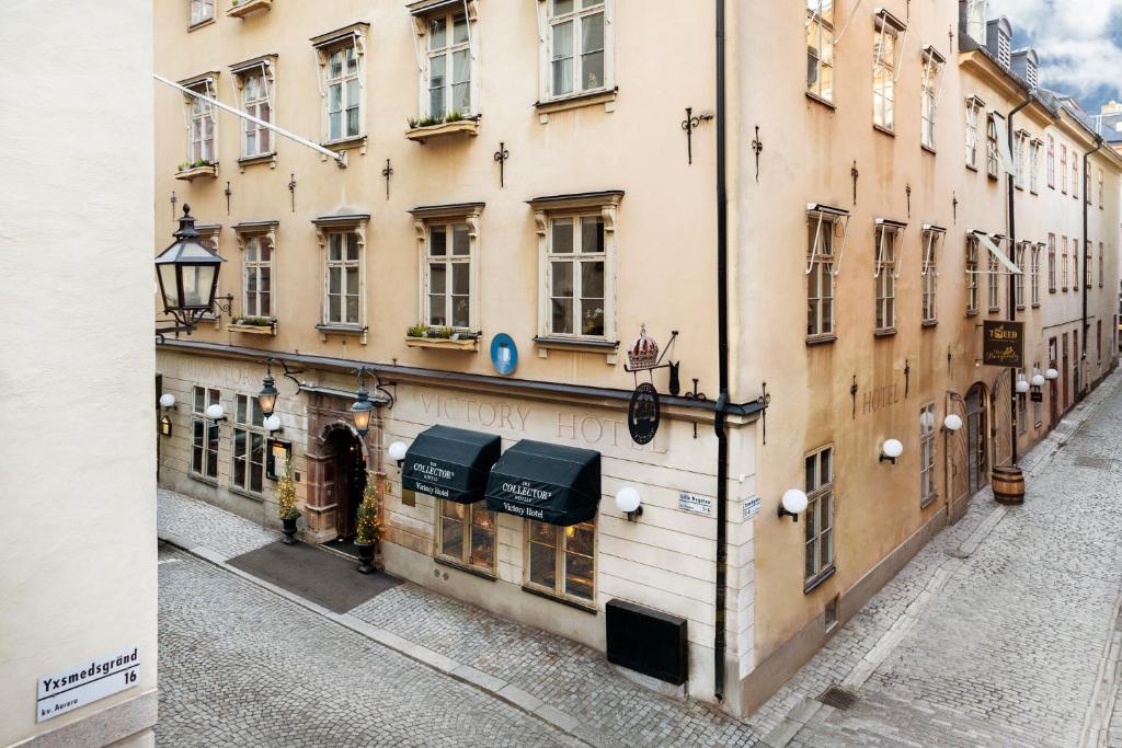 een lege straat voor een gebouw bij Victory Hotel in Stockholm